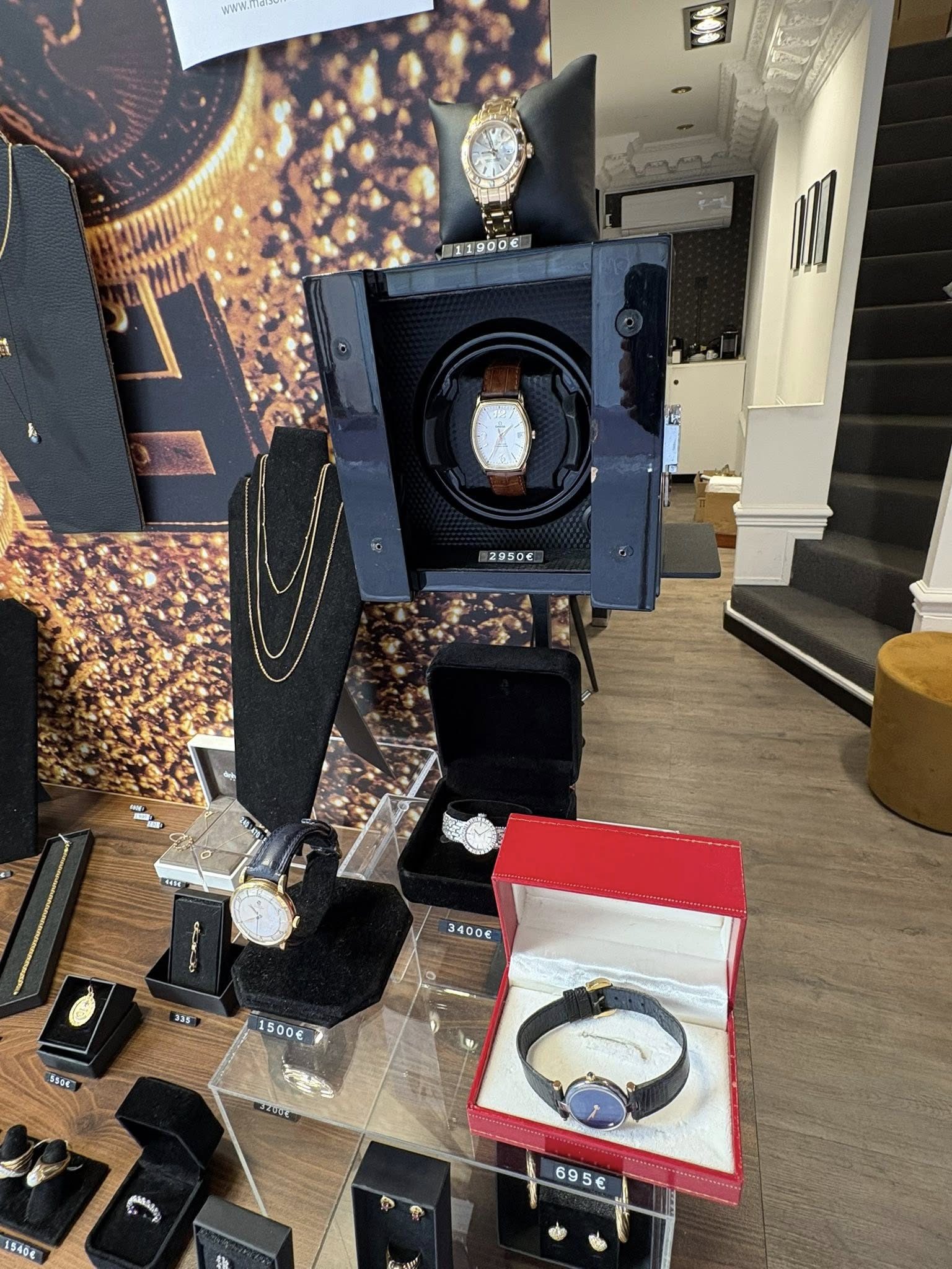 Vitrine de bijoux en or à Cannes — estimation et achat