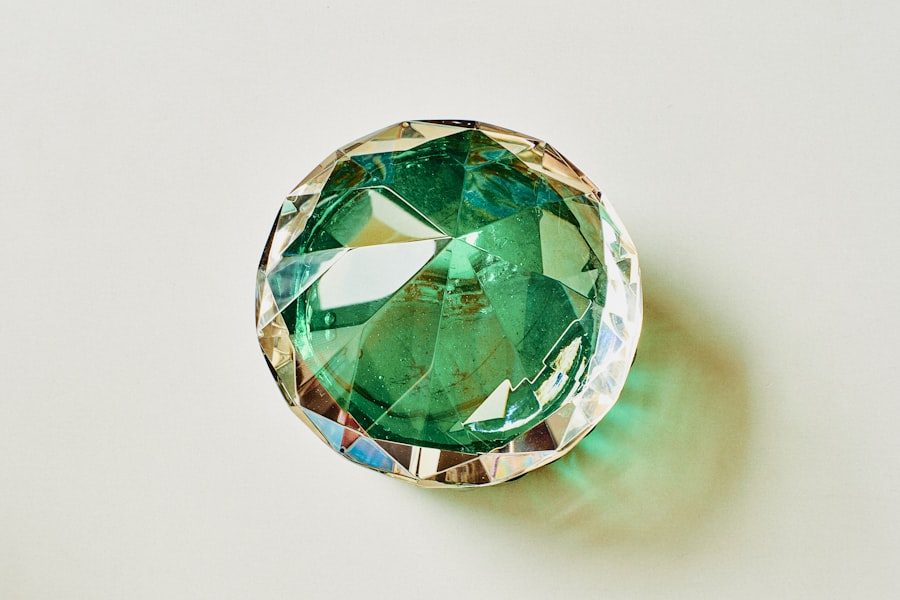Émeraude taillée en cabochon et taille émeraude — estimation à Cannes