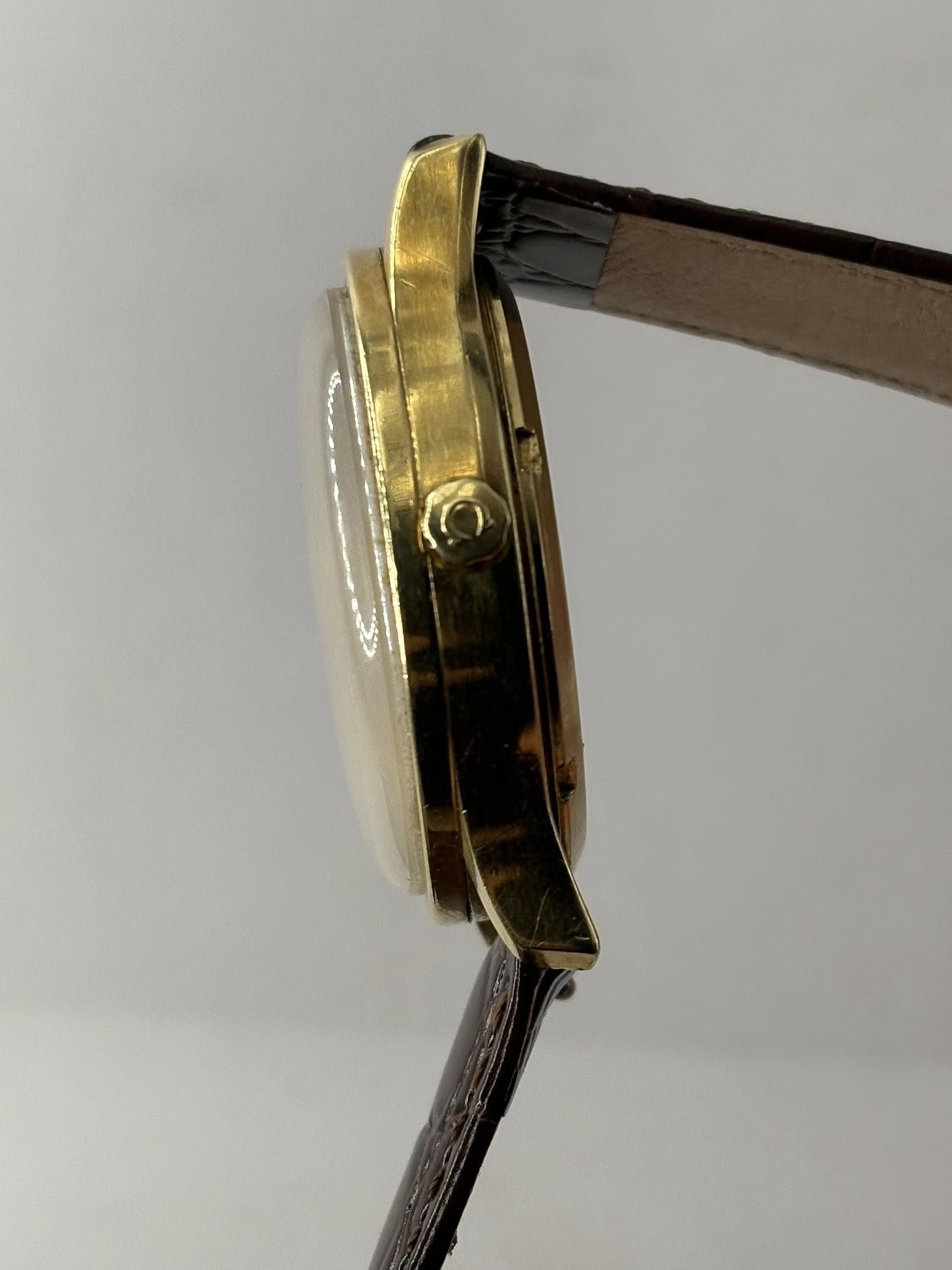 Montre de luxe sur bracelet cuir — vente et estimation Rolex à Cannes