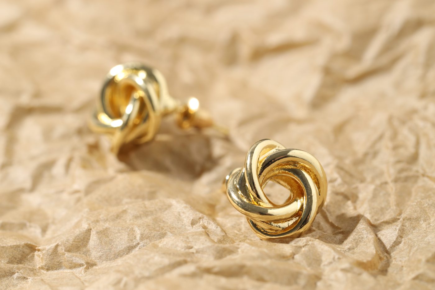 Puces d'oreilles en or — première pose